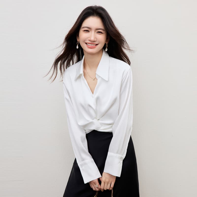흰 셔츠 비틀림 긴팔 여성 2026 봄 디자인 센스 작은 대중 쇼트 스타일 외국 가스 작은 셔츠 기타 착용 법 새틴 맨위 이미지 3