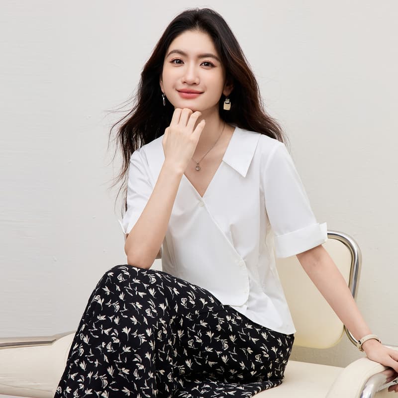 화이트 셔츠 2026 여름 새로운 여성 의류 다용도 긍정적 인 어깨 비스듬한 문 襟 레이스업 허리 수축 폴로 칼라 슬림해 보이는 짧은 맨위 이미지 3