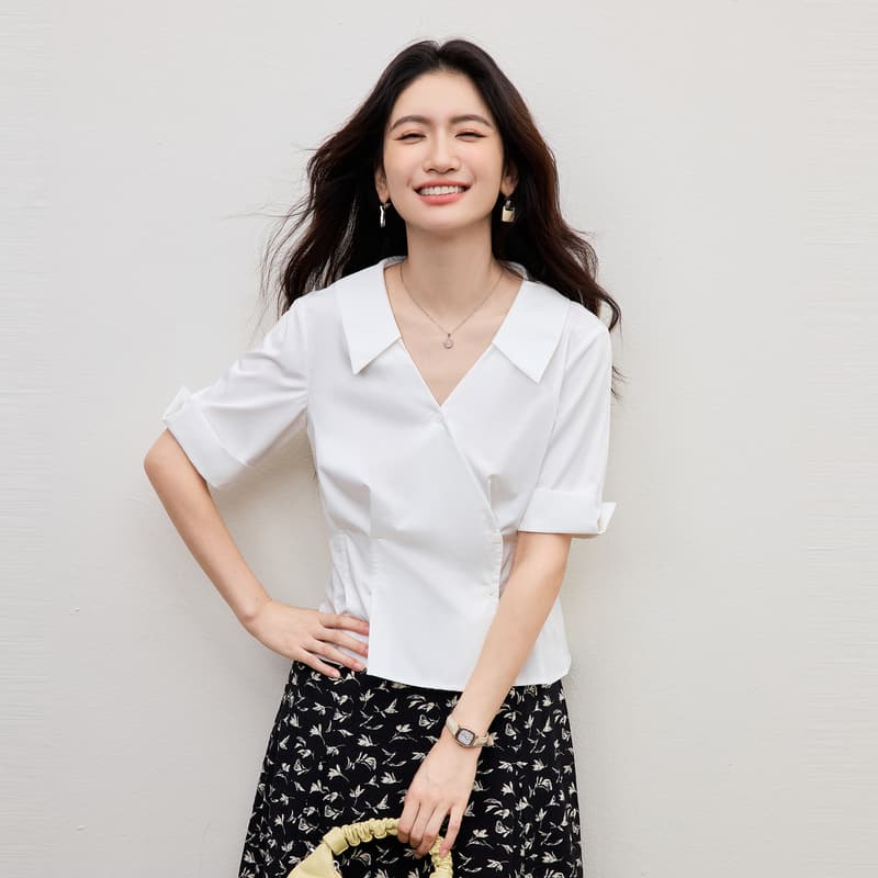 화이트 셔츠 2026 여름 새로운 여성 의류 다용도 긍정적 인 어깨 비스듬한 문 襟 레이스업 허리 수축 폴로 칼라 슬림해 보이는 짧은 맨위 이미지 5