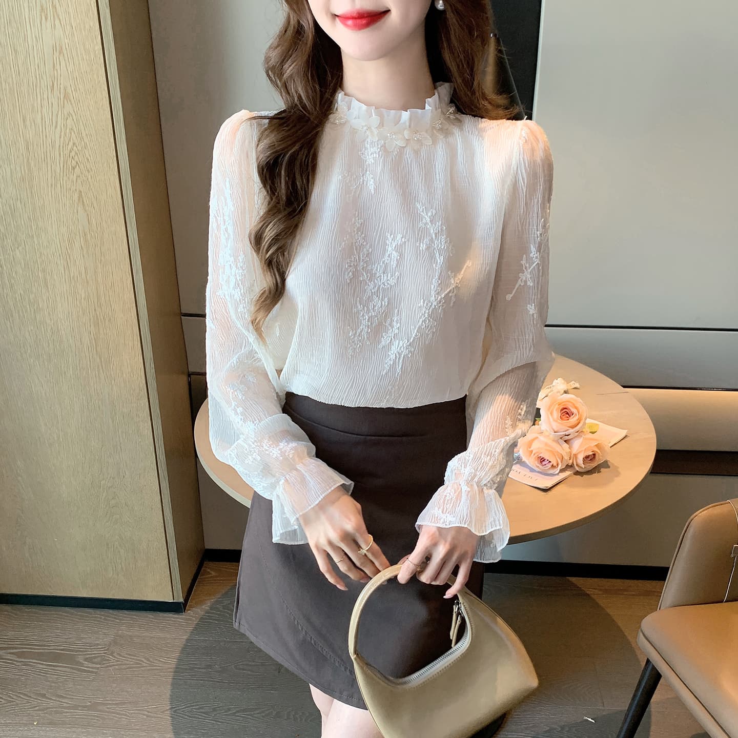 2026 가을 실사 프랑스식 프릴 스탠드 칼라 긴팔 레이스 자수 셔츠 여성 패션 슬림해 보이는 풀오버 맨위 이미지 2