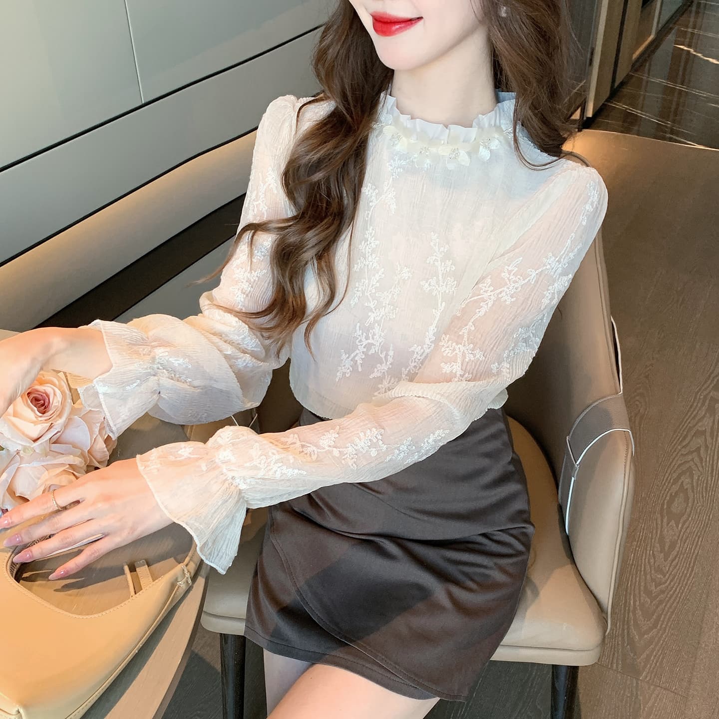 2026 가을 실사 프랑스식 프릴 스탠드 칼라 긴팔 레이스 자수 셔츠 여성 패션 슬림해 보이는 풀오버 맨위 이미지 3