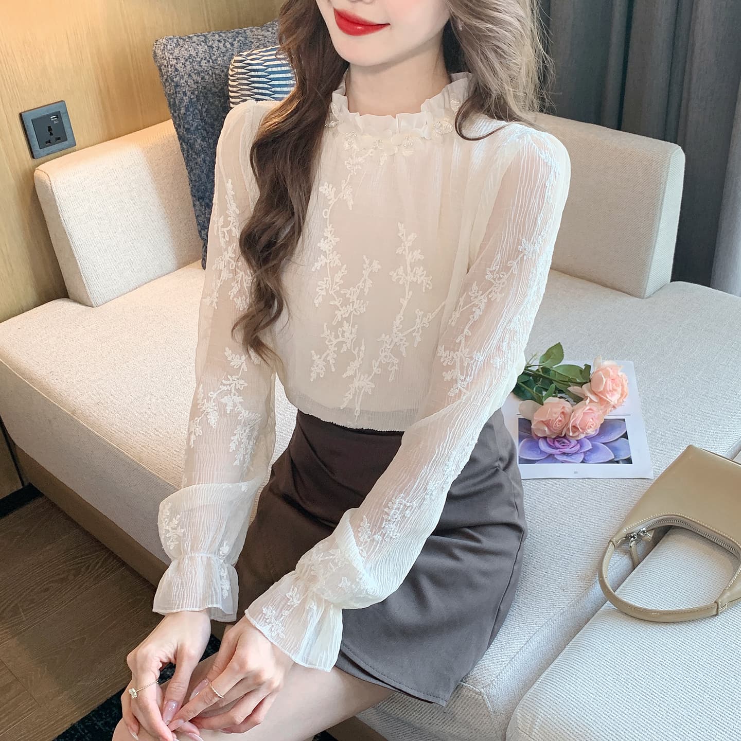 2026 가을 실사 프랑스식 프릴 스탠드 칼라 긴팔 레이스 자수 셔츠 여성 패션 슬림해 보이는 풀오버 맨위 이미지 4
