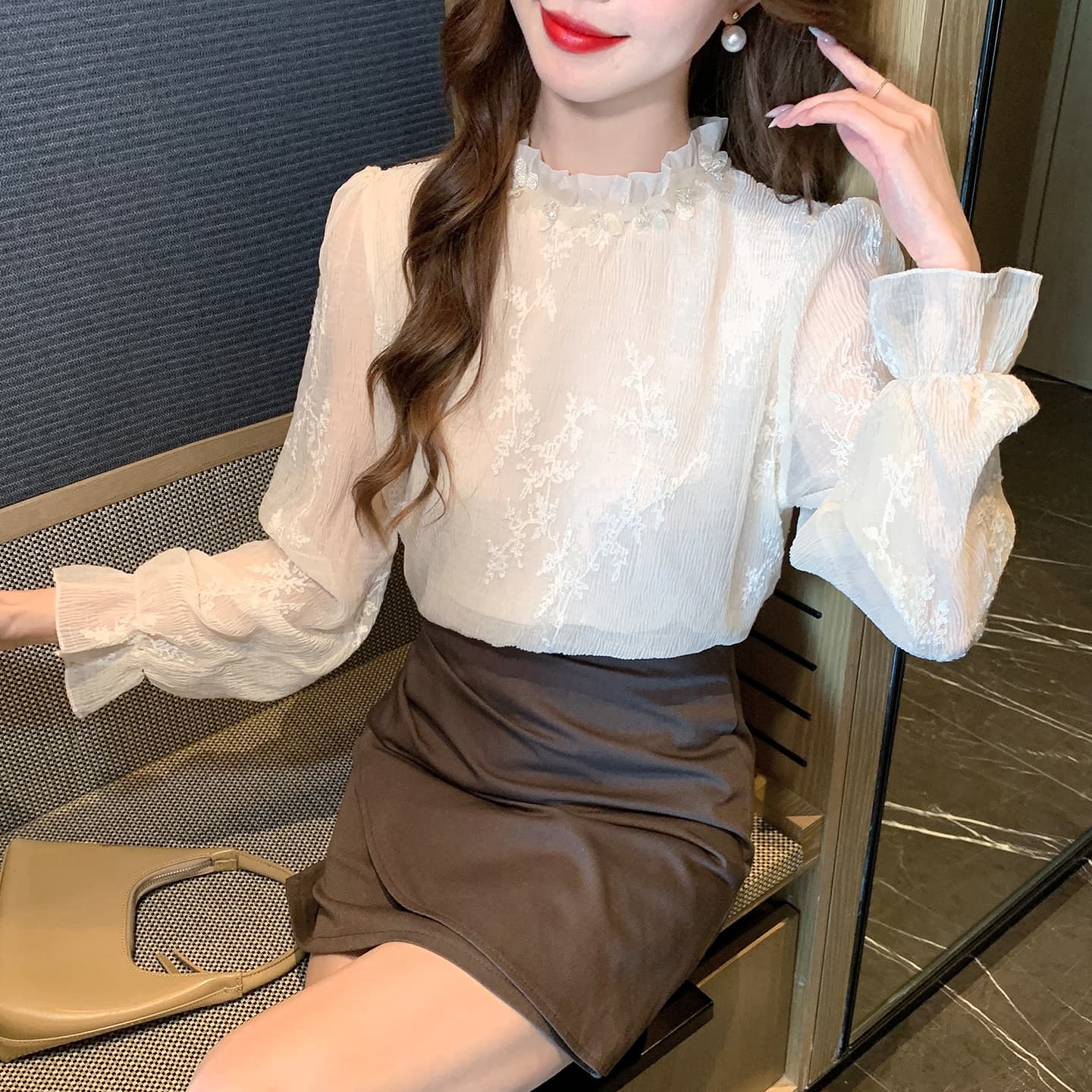 2026 가을 실사 프랑스식 프릴 스탠드 칼라 긴팔 레이스 자수 셔츠 여성 패션 슬림해 보이는 풀오버 맨위 이미지 5