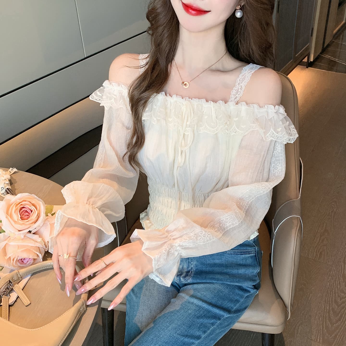 2026 가을 실사 프릴 행침 목 긴팔 쉬폰 블라우스 디자인 센스 허리 수축 슬림해 보이는 오프숄더 작은 셔츠 맨위 여성 이미지 2