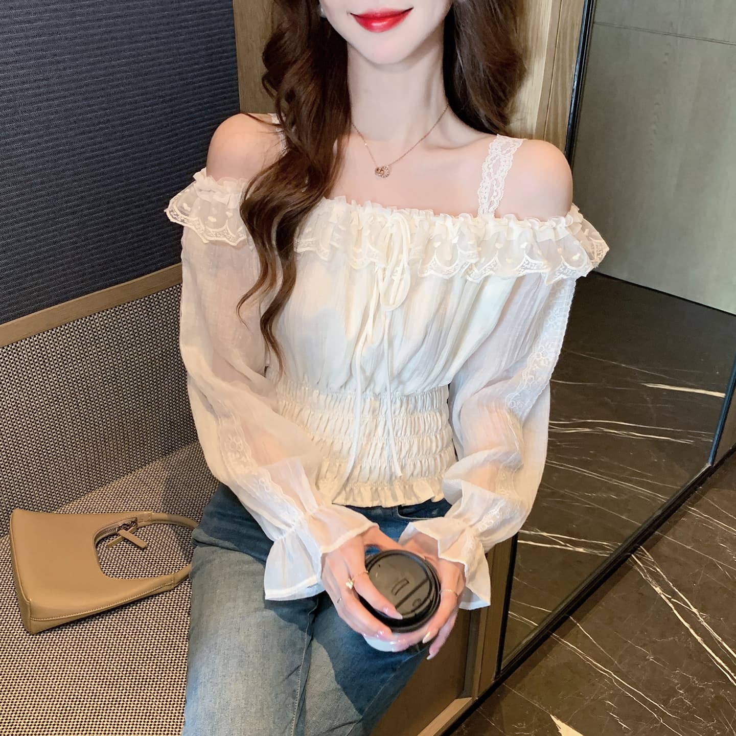 2026 가을 실사 프릴 행침 목 긴팔 쉬폰 블라우스 디자인 센스 허리 수축 슬림해 보이는 오프숄더 작은 셔츠 맨위 여성 이미지 3