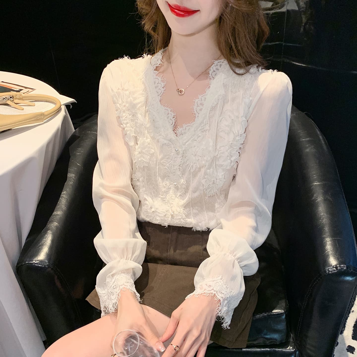 2026 실사 가을 새로운 부드러운 바람 레이스 레이스 V넥 긴팔 여성 셔츠 품격 싱글 줄 버튼 맨위 이미지 4