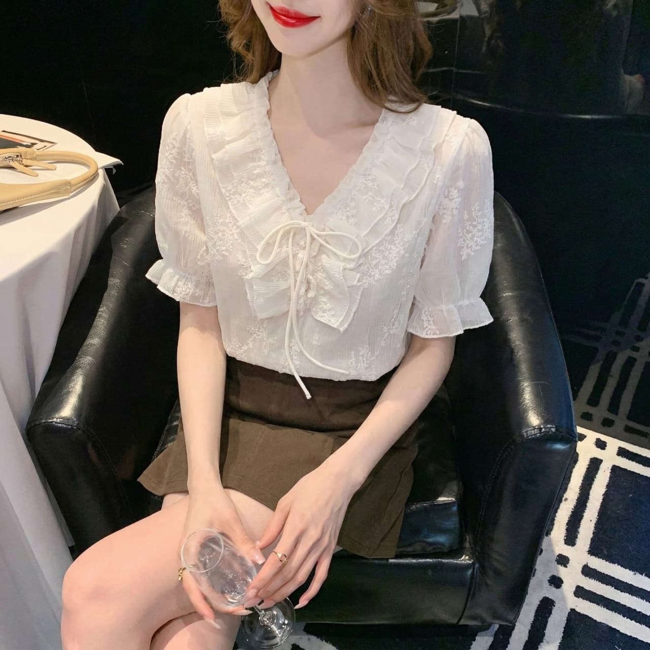 2026 실사 여름 프랑스식 품격 프릴 V넥 여성 셔츠 고급 센스 주름 장식 레이스업 반팔 맨위 여성 이미지 4