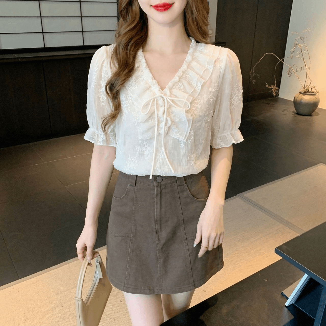 2026 실사 여름 프랑스식 품격 프릴 V넥 여성 셔츠 고급 센스 주름 장식 레이스업 반팔 맨위 여성 이미지 3