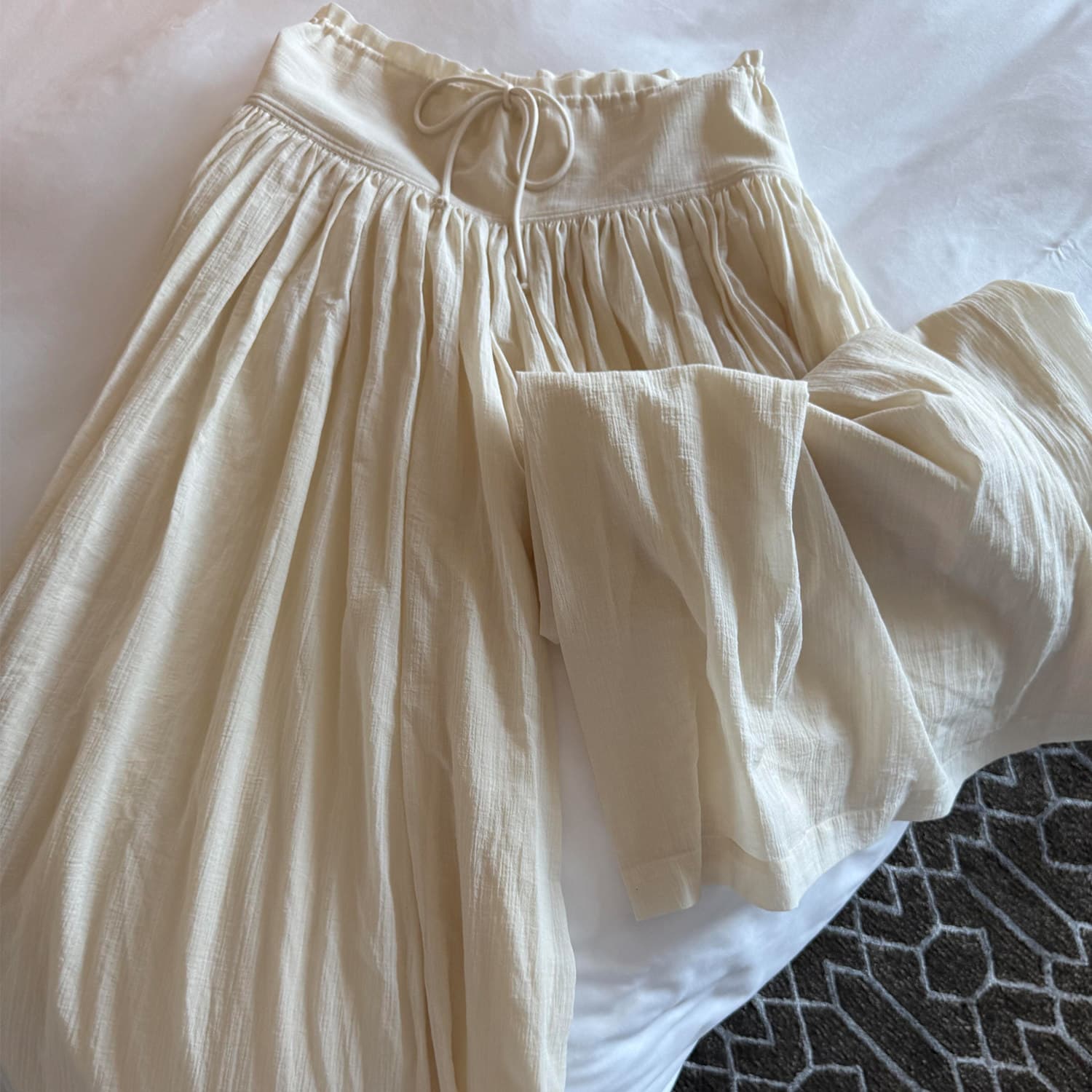 휴가 바람 우유 살구 색상 큰 진자 플리츠 치마바지 여성 프랑스식 우아한 루즈핏 도루 센스 와이드 레그 팬츠 상세 이미지 4