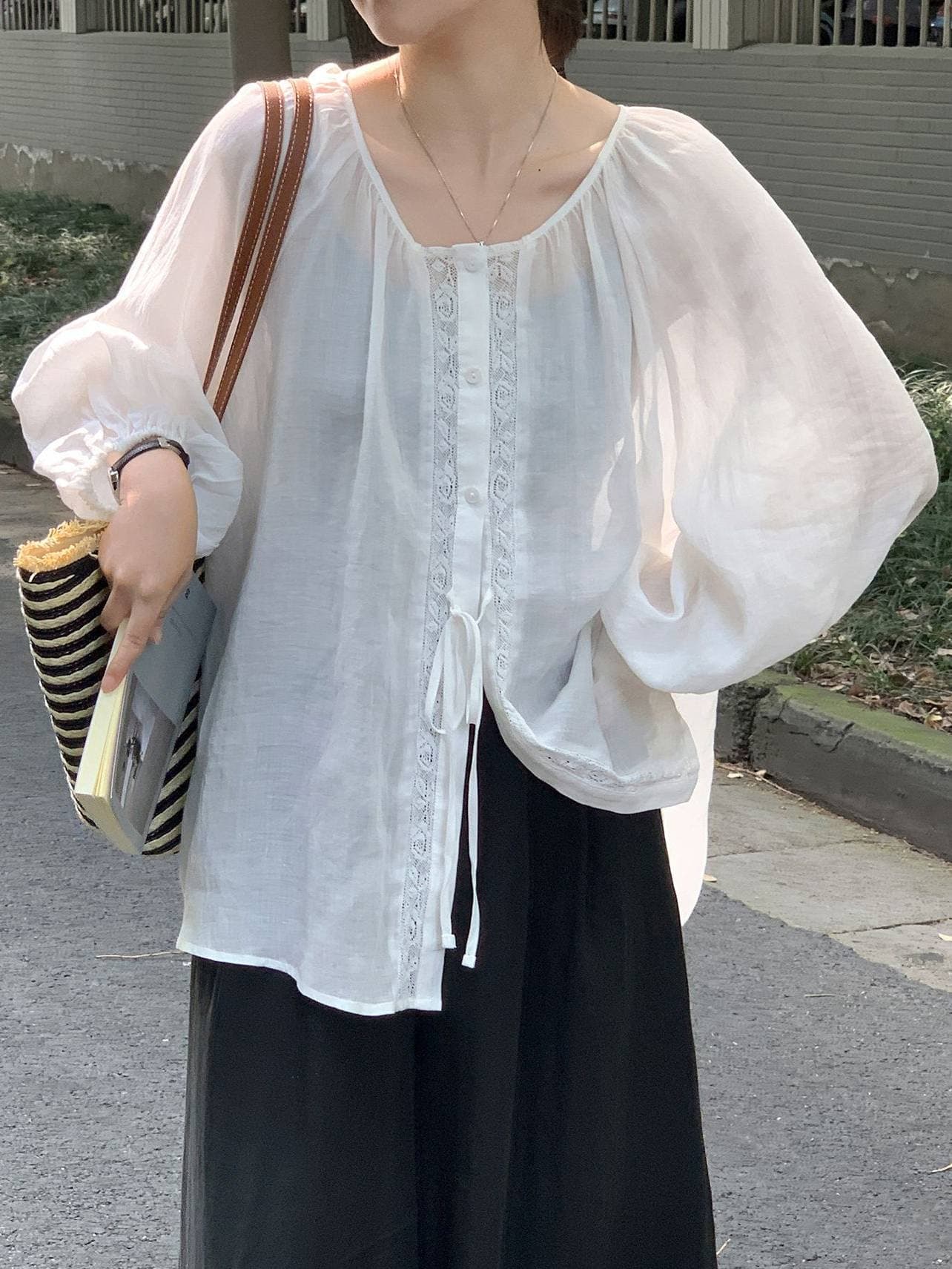 라미 마이크로 ~을 통해 화이트 블라우스 여성 여름 레이스 레이스업 루즈핏 벌룬 소매 셔츠 얇은 스타일 자외선 차단 프랑스식 맨위