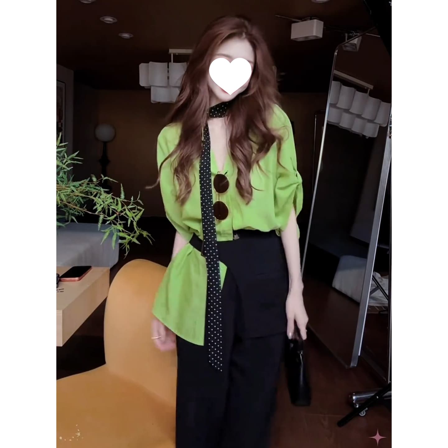 프랑스식 분위기 센스 녹색 V넥 루즈핏 여성 셔츠 2026 여름 새로운 검정색 캐주얼 와이드 레그 팬츠 투피스 세트 이미지 2
