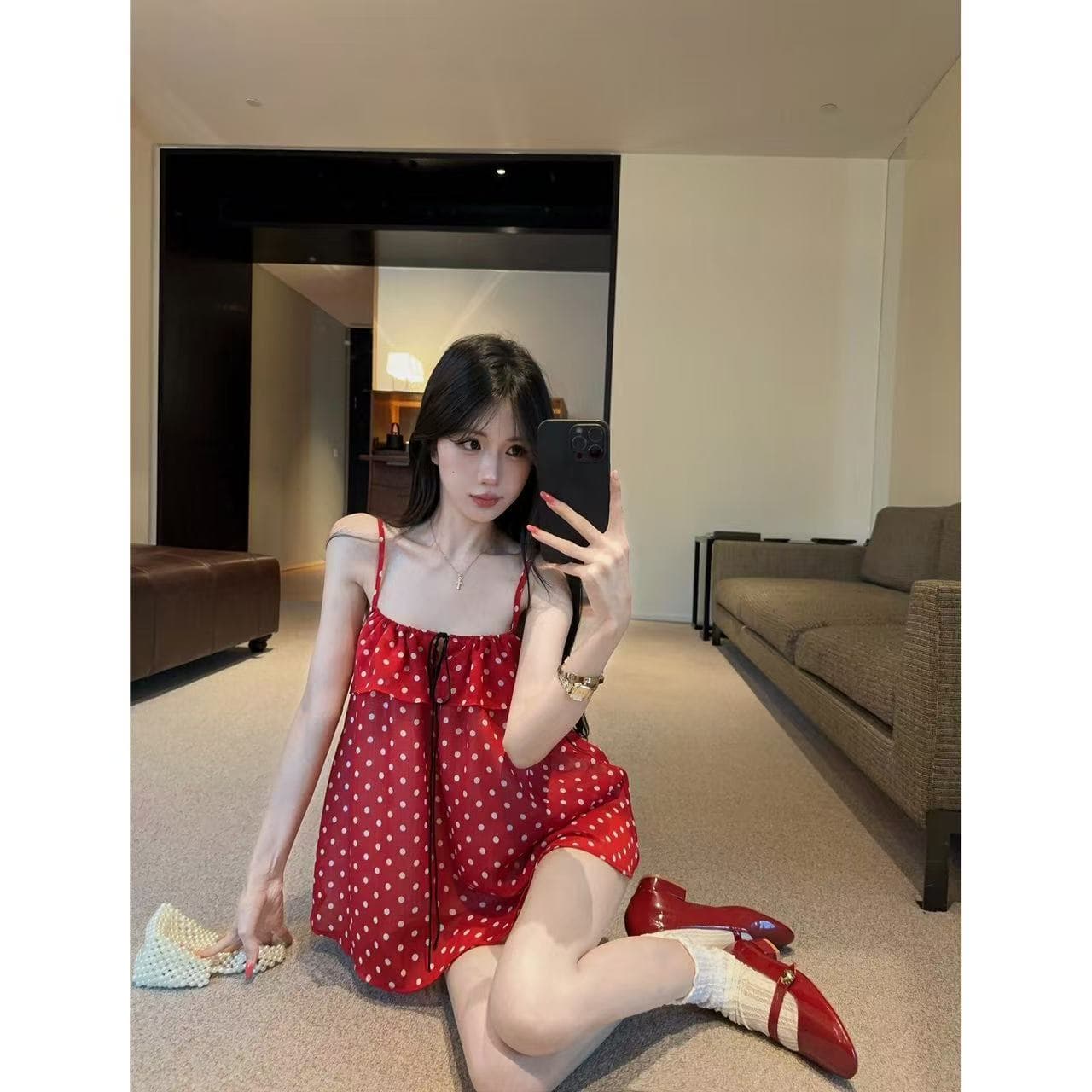 도파민 바람 빨간색 도트 무늬 패치워크 프릴 슬립 쉬폰 루즈핏 슬림해 보이는 만나는 외출용 백리스 맨위 여성 이미지 3