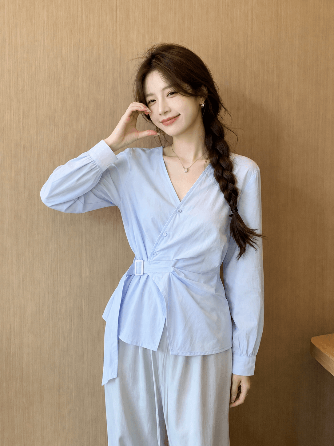 파란색 V넥 긍정적 인 어깨 긴팔 여성 셔츠 조기 가을 빅 사이즈 지방 mm 슬림해 보이는 불규칙 디자인 센스 허리 수축 맨위 상세 이미지 5