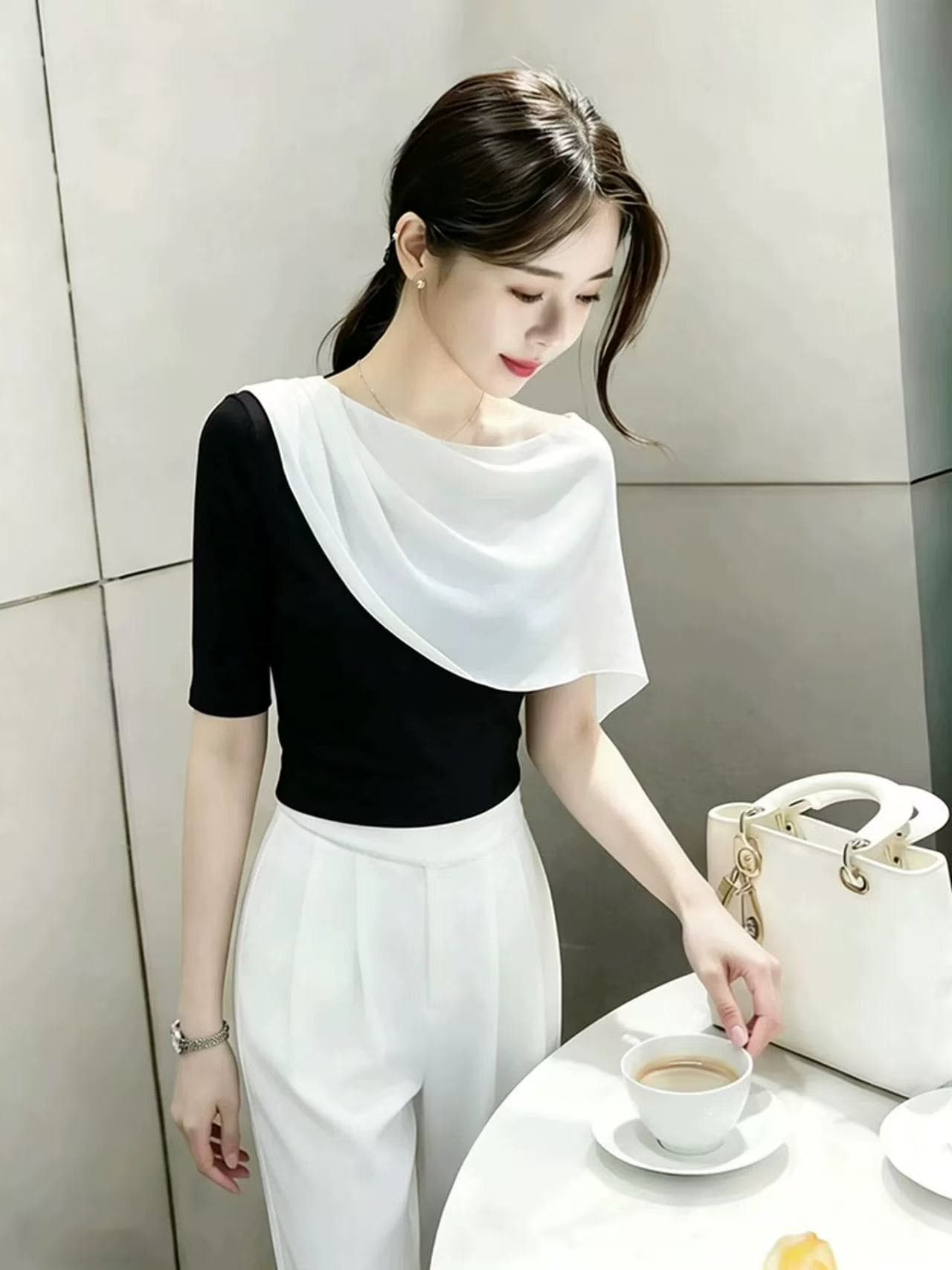 유럽 상품 빛 럭셔리 고급 디자인 센스 흑인과 백인 패치워크 맨위 2026 Chic 아름다운 외국 가스 숄 반팔 티셔츠 여름 이미지 3