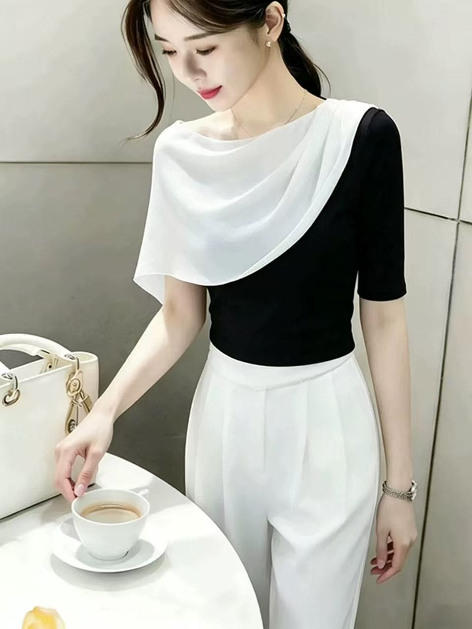 유럽 상품 빛 럭셔리 고급 디자인 센스 흑인과 백인 패치워크 맨위 2026 Chic 아름다운 외국 가스 숄 반팔 티셔츠 여름 상세 이미지 1