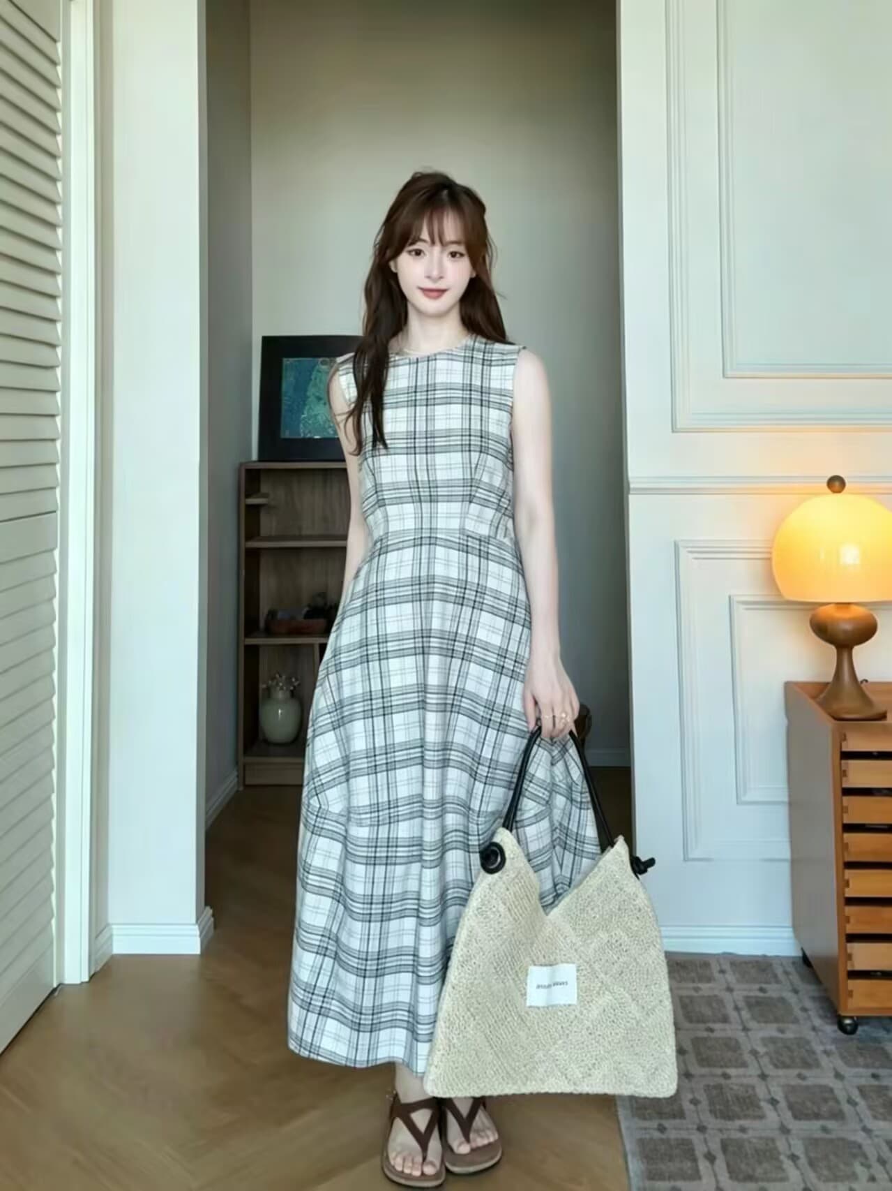 체크무늬 민소매 여성 드레스 봄 여름 2026 새로운 고급 센스 품격 허리 수축 롱 코트 조끼 스커트