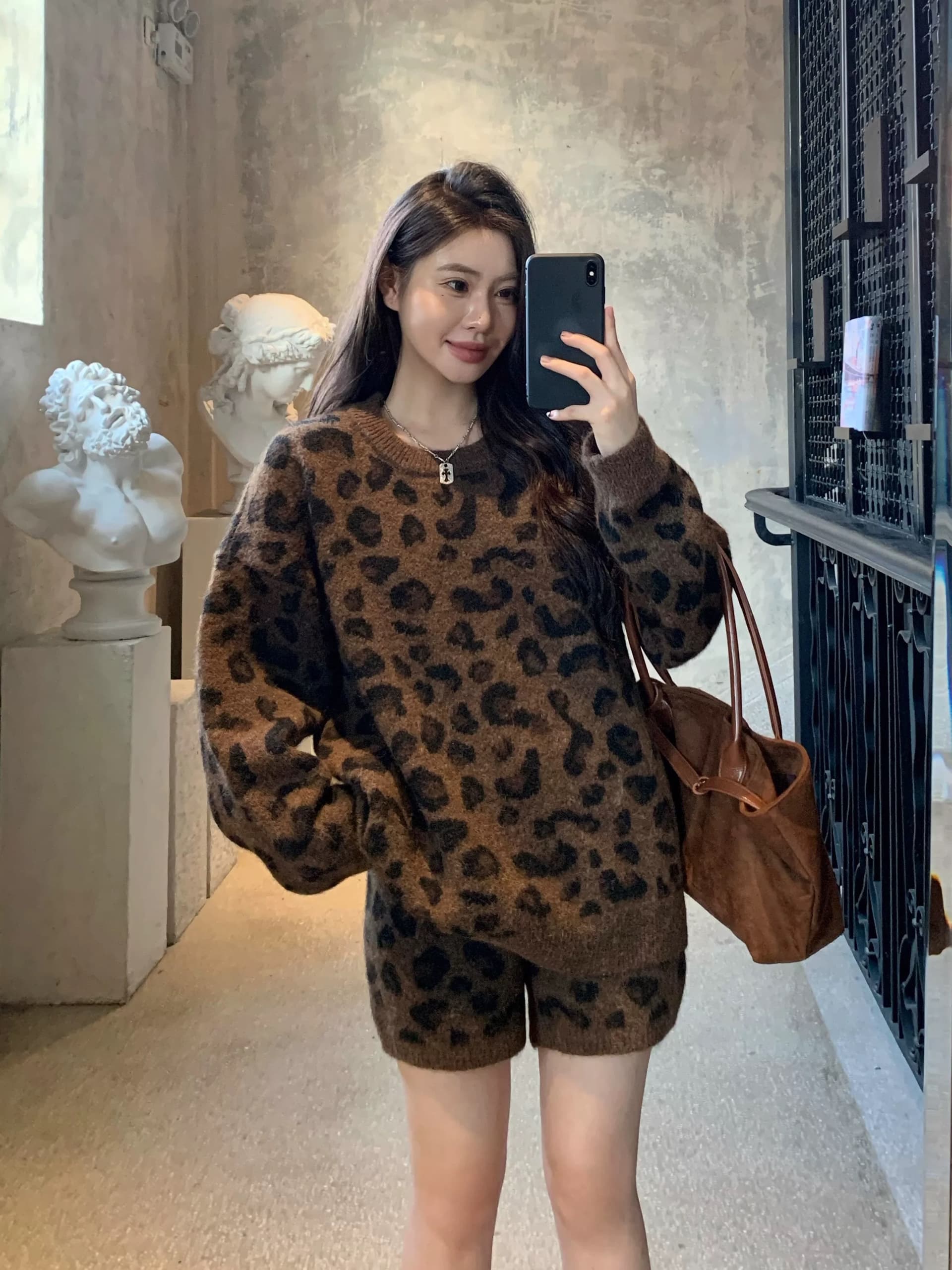 겨울 새로운 레트로 부드러운 찹쌀 느긋한 바람 루즈핏 레오파드 무늬 프린트 스웨터 하이웨이스트 캐주얼 반바지 세트 여성 상세 이미지 7