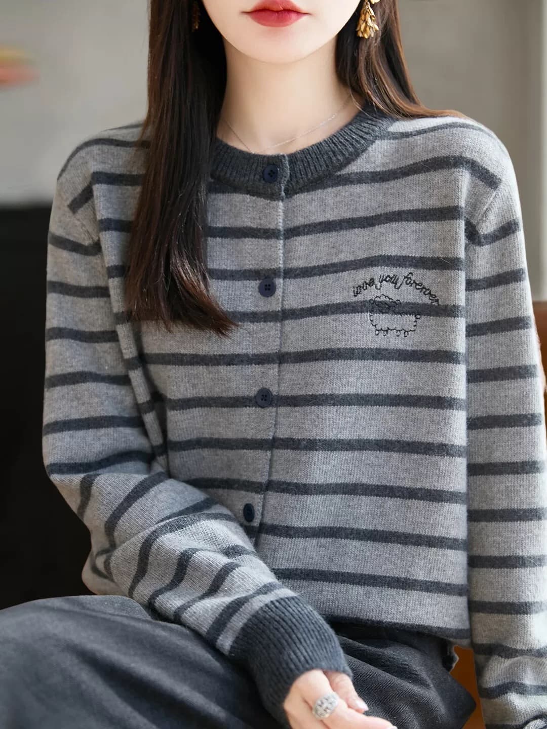 여성 라운드 넥 니트 오픈 가디건 가을 겨울 새로운 슈퍼 잘 생긴 루즈핏 외부 가져 가라. 쇼트 스타일 스트라이프 재킷 상세 이미지 2