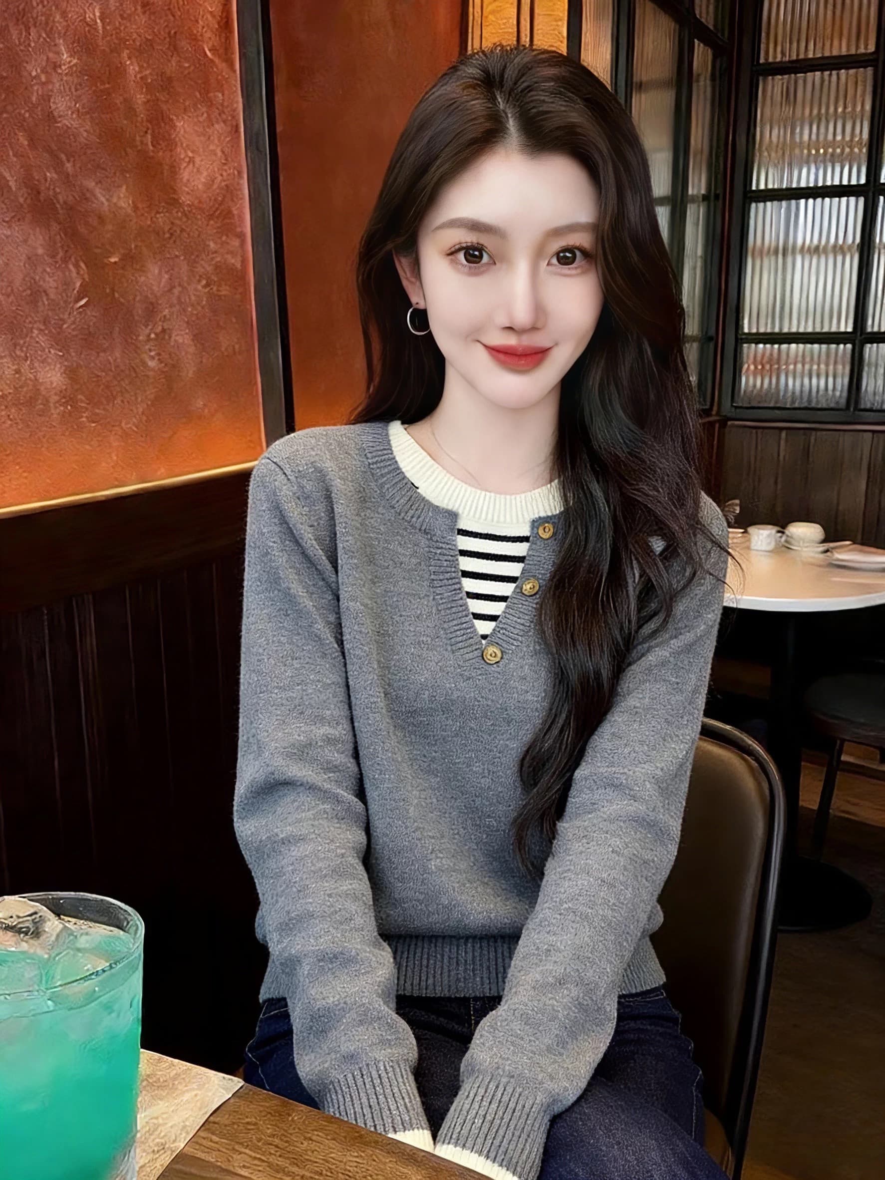 가을 겨울 페이크 레이어드 스트라이프 패치워크 V넥 단추 니트 스웨터 여성 2026 새로운 회색 느슨함 센스 스웨터 맨위 상세 이미지 8
