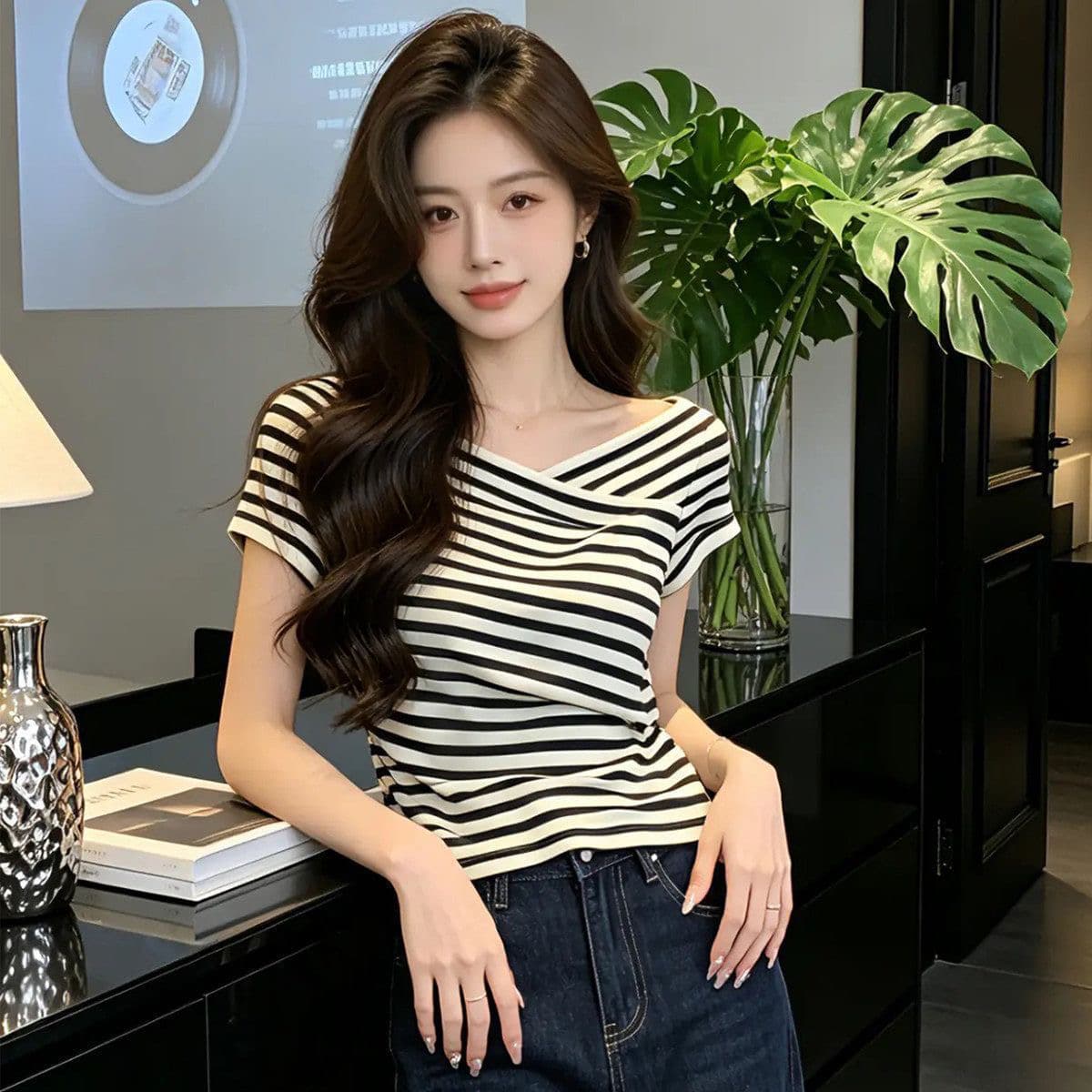 여름 몸매 가꾸기 디자인 센스 스트라이프 십자가 V넥 반팔 티셔츠 여성 의류 새로운 작은 대중 패션 다용도 슬림해 보이는 맨위
