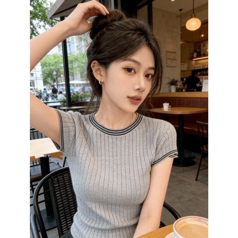 여름 출퇴근 몸매 가꾸기 라운드 넥 배색 스트라이프 반팔 니트 스웨터 여성 회색 디자인 센스 패션 미니멀리즘 맨위 여성 이미지 5