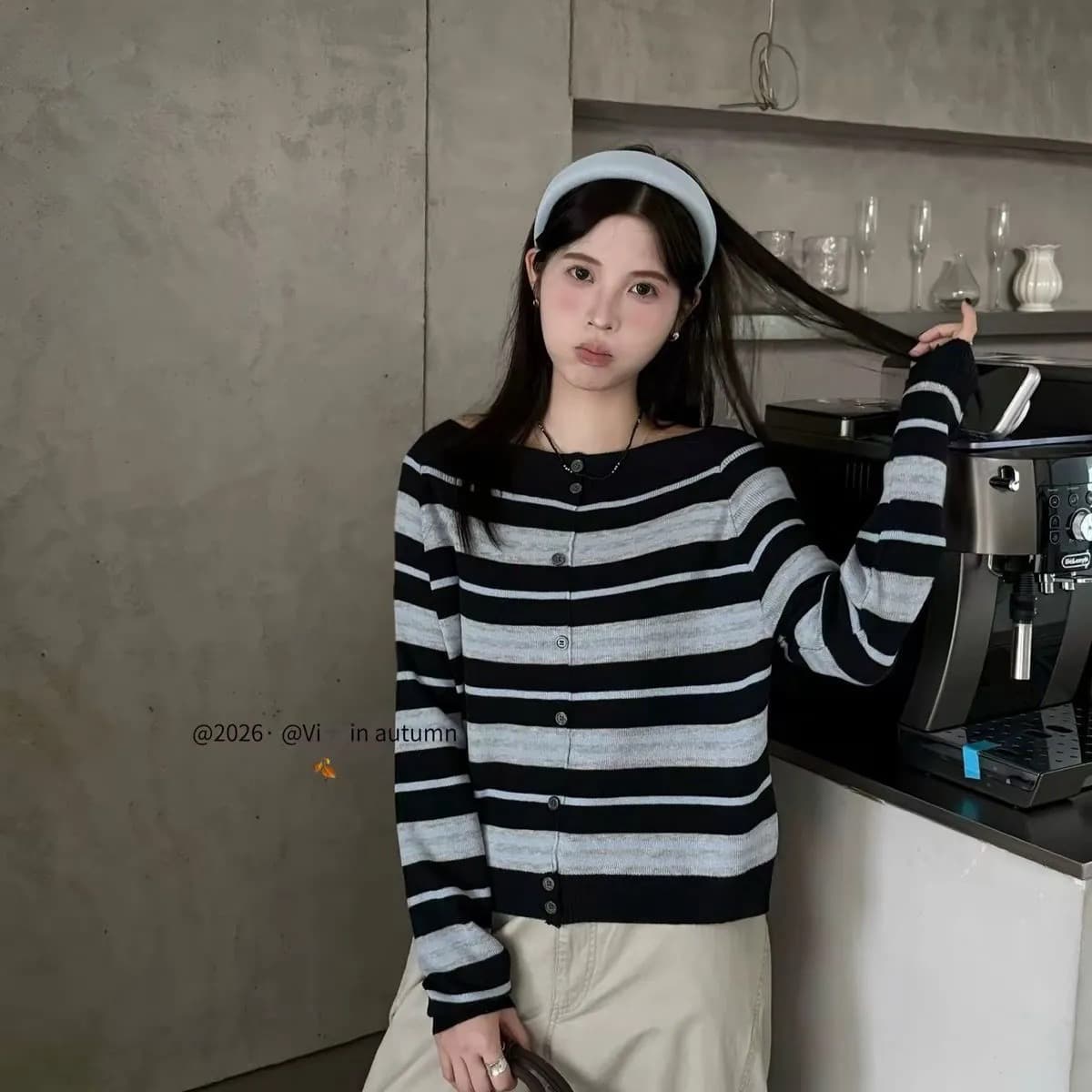 2026 가을 새로운 디자인 센스 분위기 센스 배색 스트라이프 오프숄더 긴팔 니트 스웨터 맨위 몸매 가꾸기 슬림해 보이는 상세 이미지 8
