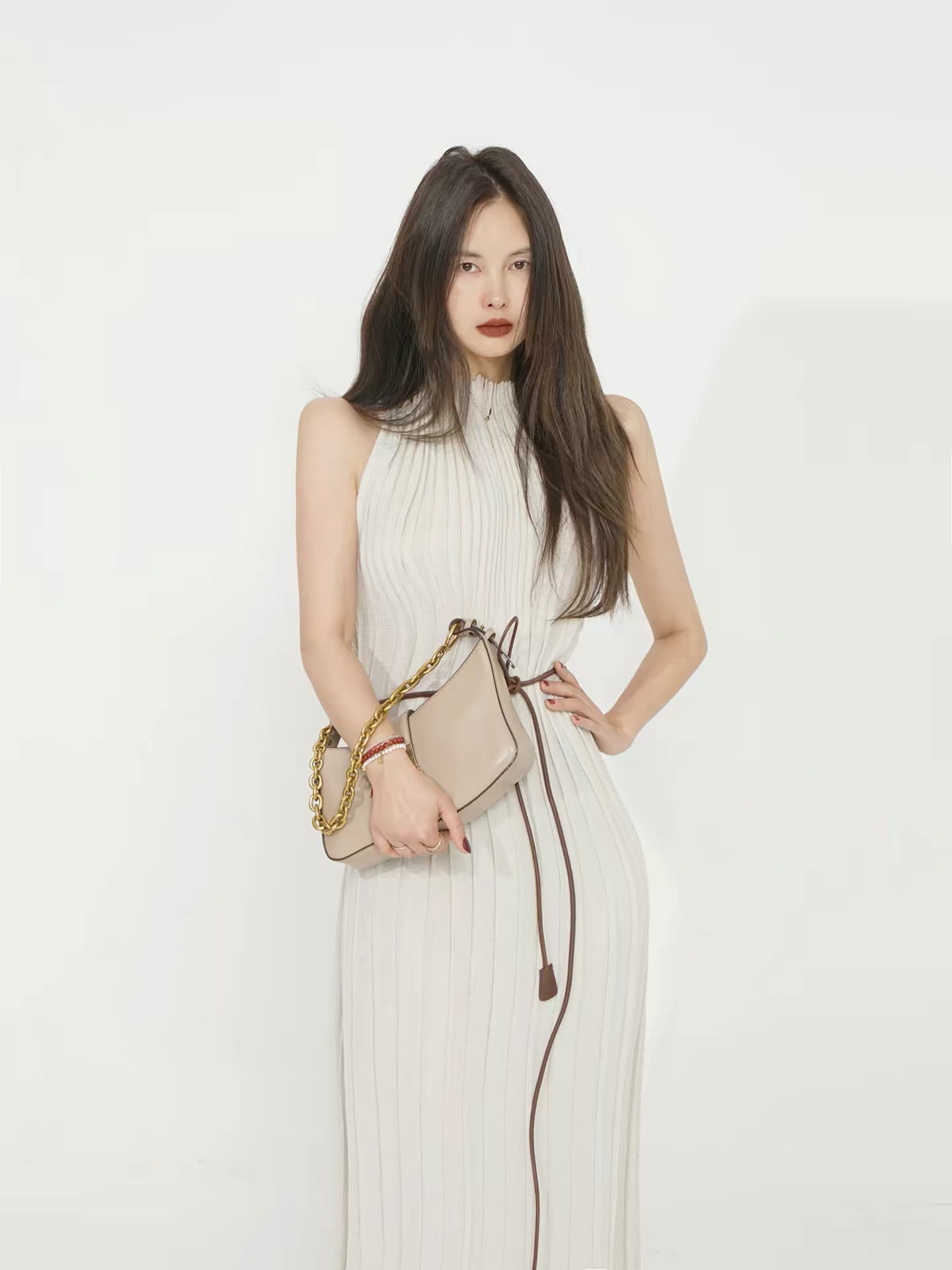 천 골드 주름 디자인 센스 품격 느긋한 문예 롱 스커트 고급 민소매 해변가 드레스 상세 이미지 2