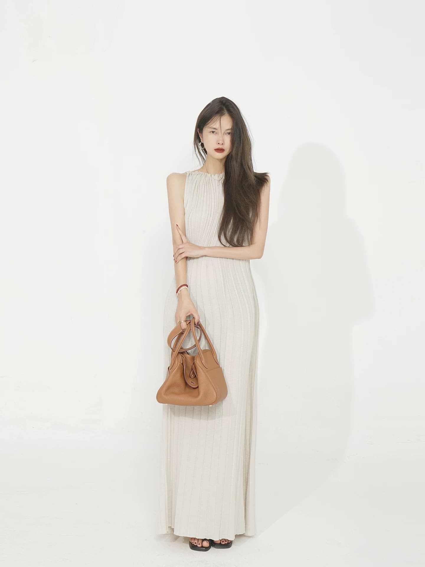 천 골드 주름 디자인 센스 품격 느긋한 문예 롱 스커트 고급 민소매 해변가 드레스 상세 이미지 3