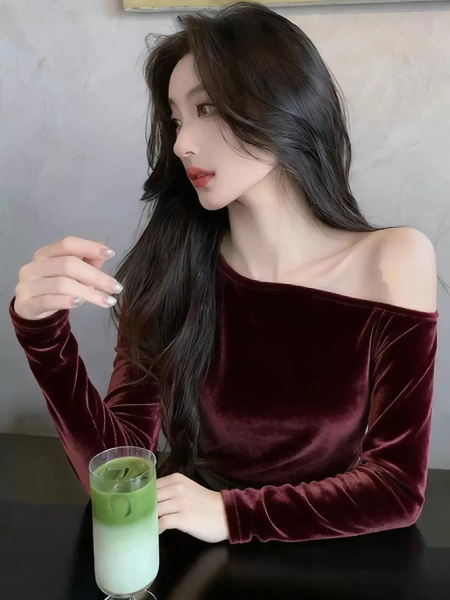 쇼핑몰 대외 무역 여성 의류 2026 가을 겨울철 보트넥 오프숄더 벨벳 패션 핫걸 몸매 가꾸기 긴팔 맨위 상세 이미지 4