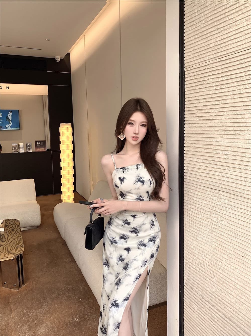 실사 디자인 센스 체인 어깨끈 허리 수축 품격 표지 고기 트임 드레스 상세 이미지 2