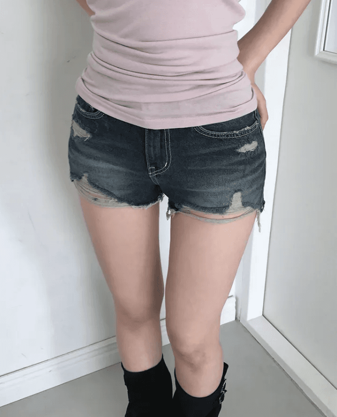 지금 여름 디스플레이 다리 길이 핫걸 찢어진 부분 그리기 거친 가장자리 슬림해 보이는 데님 반바지 이미지 4