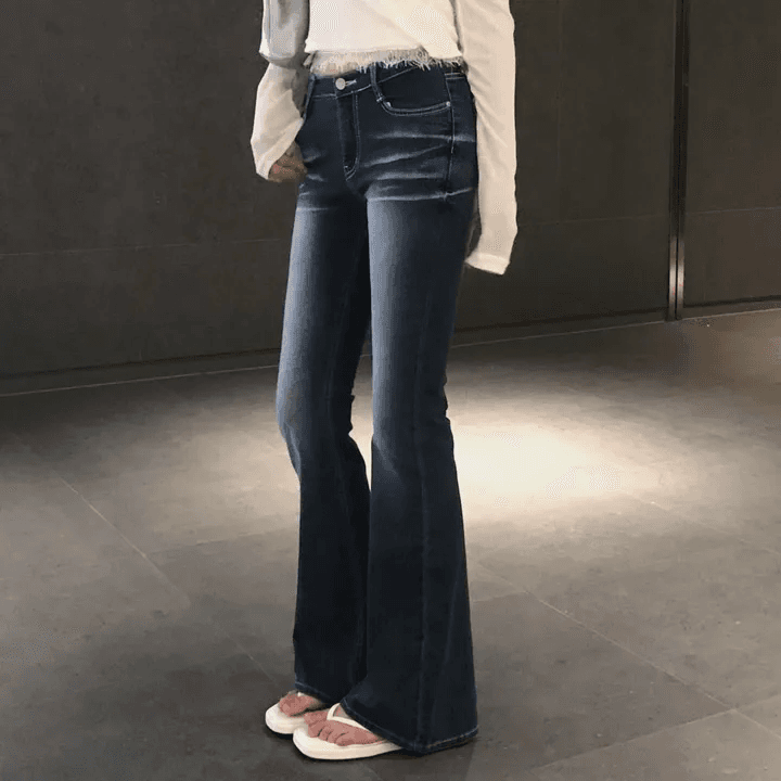 어두운 색 워싱 부츠컷 타이트 디스플레이 다리 길이 청바지 이미지 2