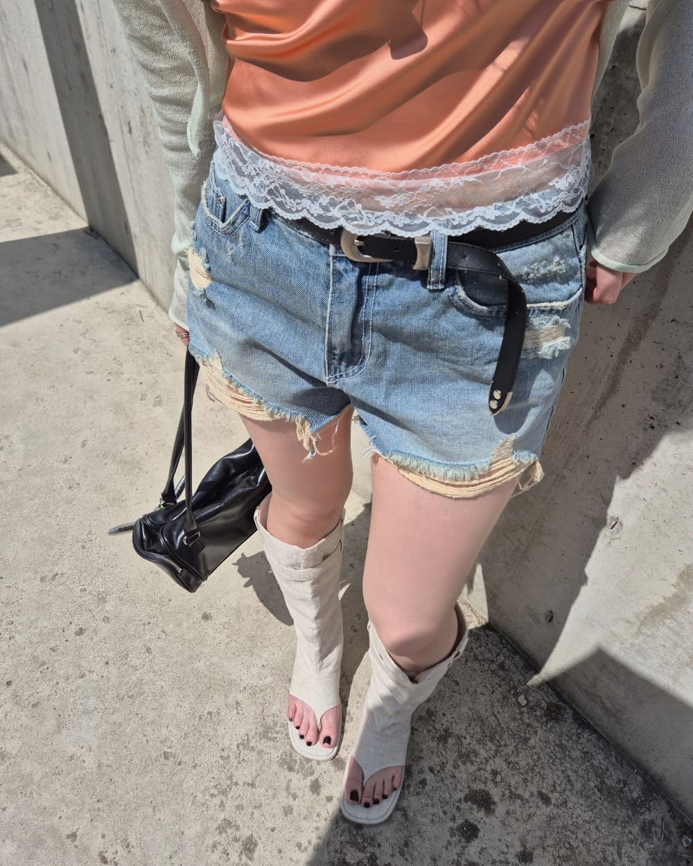 지금 삼색 피해를 주다 찢어진 부분 거친 가장자리 넓은 다리 데님 반바지