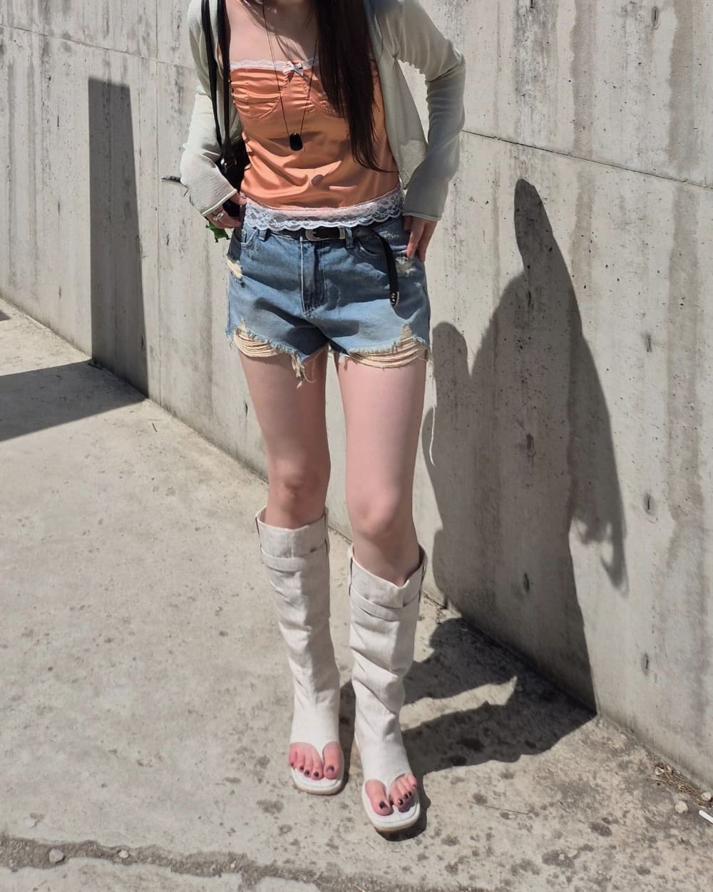 지금 삼색 피해를 주다 찢어진 부분 거친 가장자리 넓은 다리 데님 반바지 이미지 3