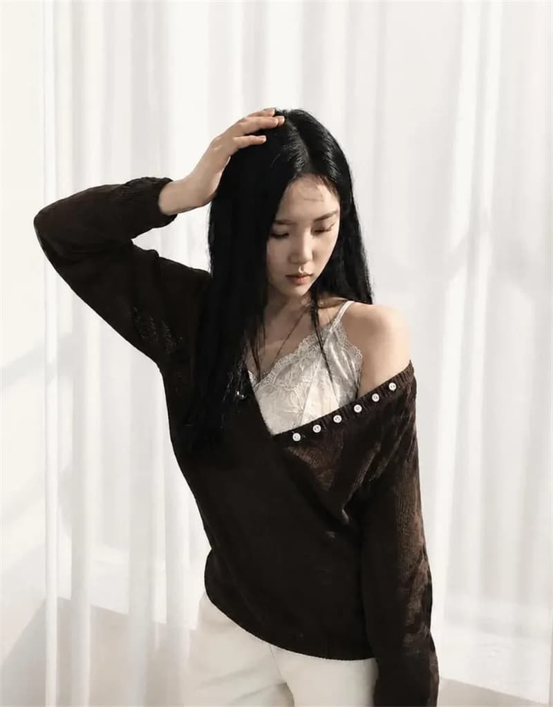 지금 통기성 마이크로 ~을 통해 비스듬한 버클 V넥 마이크로 ~을 통해 느긋한 자외선 차단 니트 이미지 3