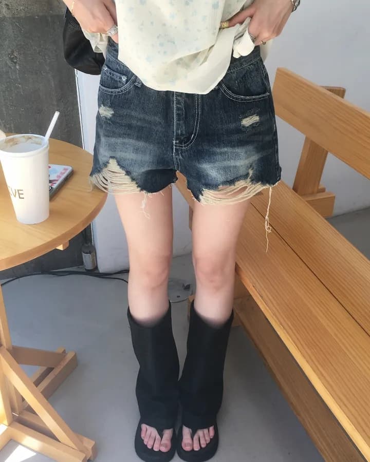 지금 디스플레이 다리 길이 핫걸 찢어진 부분 그리기 거친 가장자리 슬림해 보이는 데님 반바지 상세 이미지 9