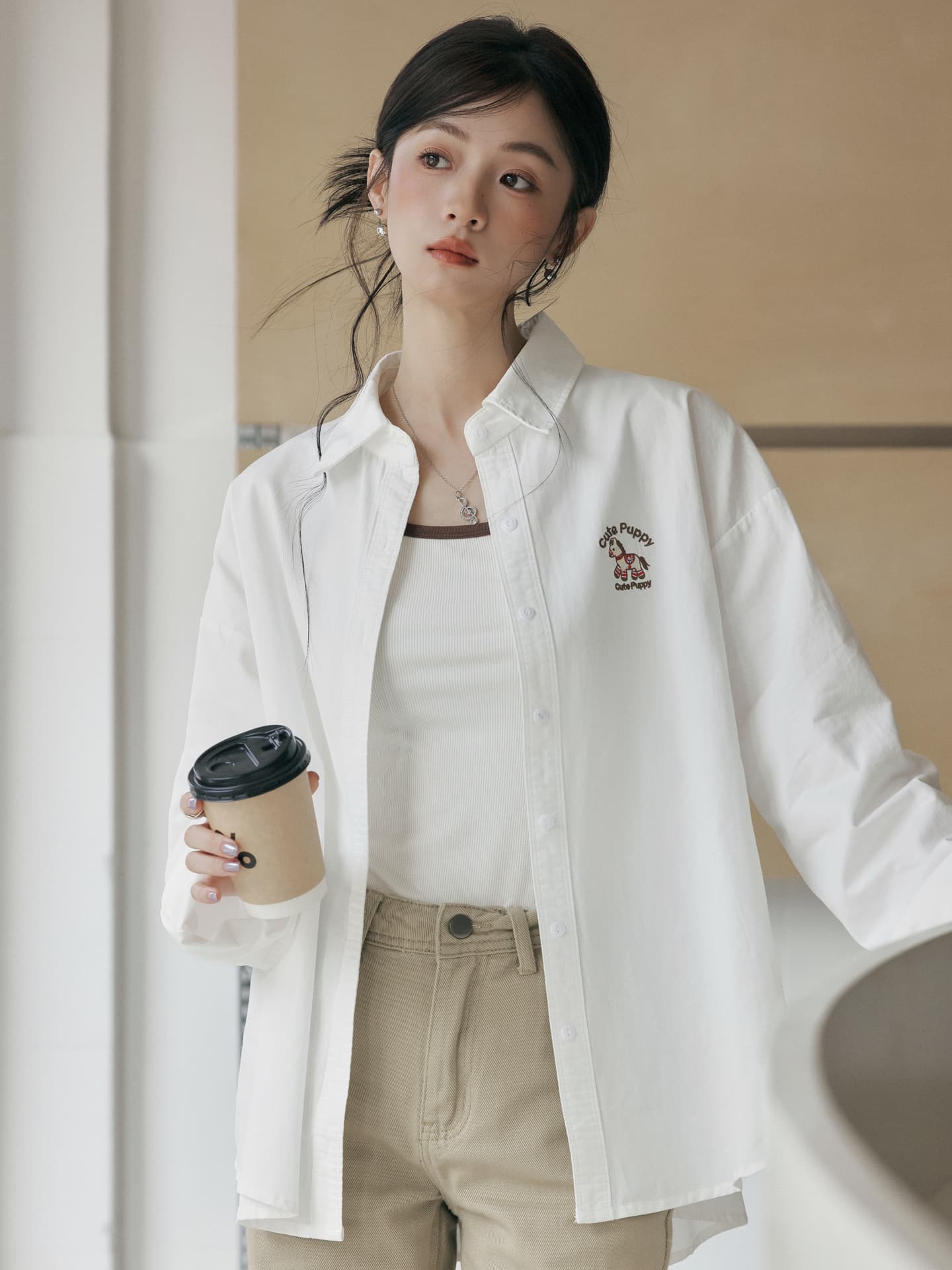 한 부서 만화 자수 화이트 여성 셔츠 2026 봄 새로운 느긋한 바람 루즈핏 긴팔 셔츠 폴로 칼라 맨위