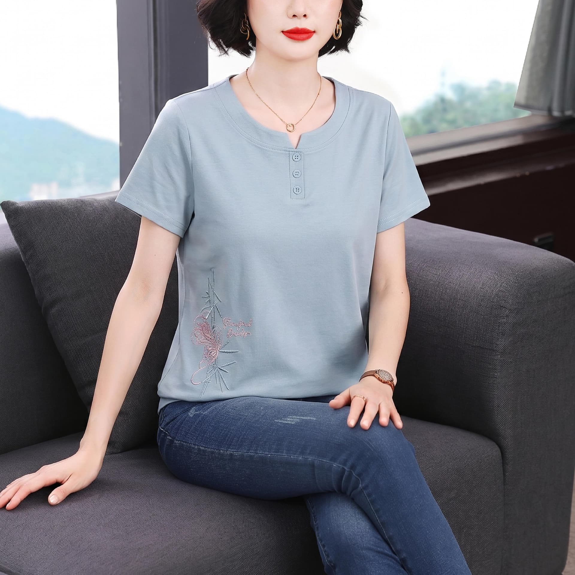 2026 년 여름 새로운 신강 길다 플러시 면 반소매 맨위 하늘색 자수 반팔 티셔츠 여성 작은 V넥 디자인 이미지 3