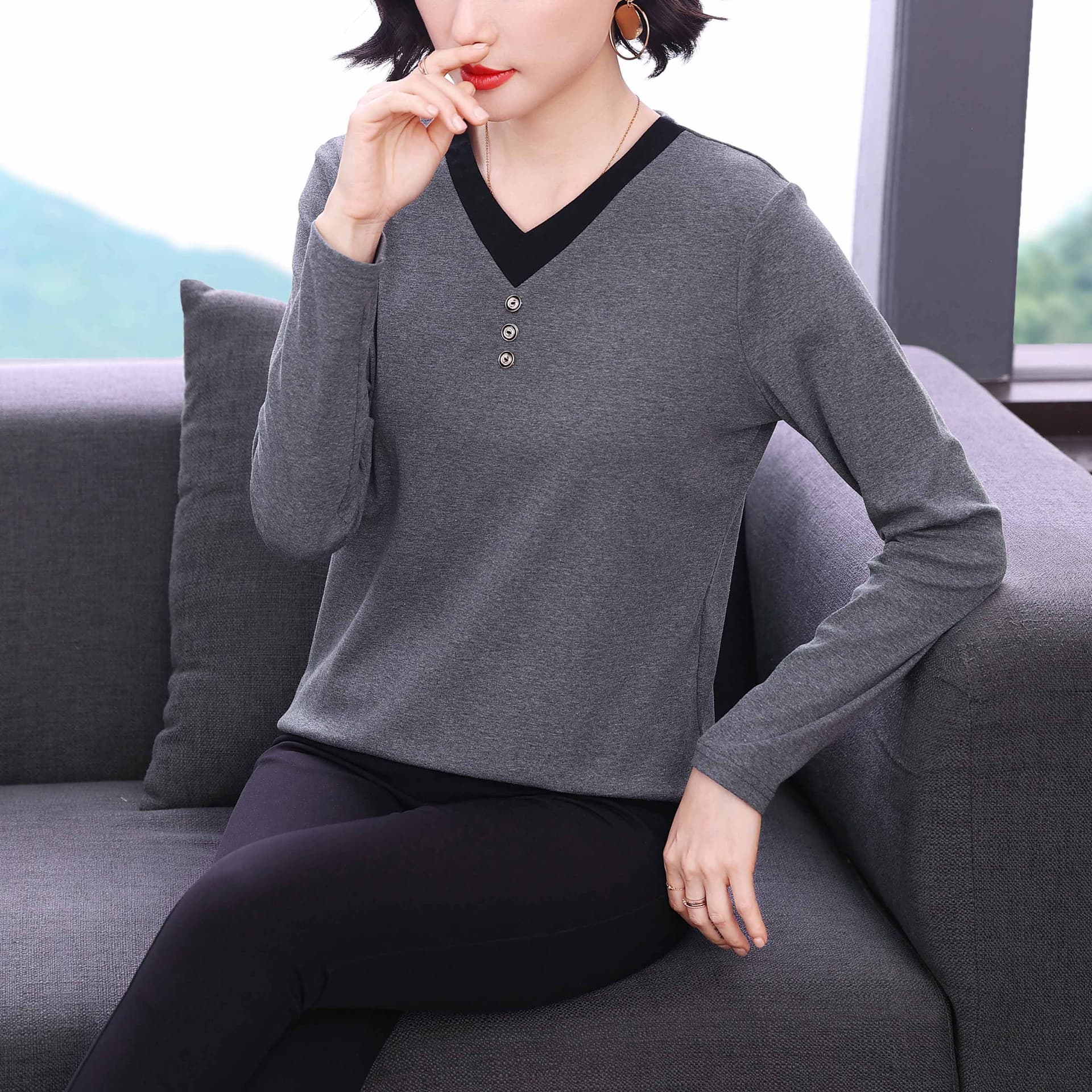2026 봄과 가을 새로운 V넥 긴팔 티셔츠 여성 기본 셔츠 이른 가을 폭발 여성 의류 순면 페이크 레이어드 맨위 이미지 2