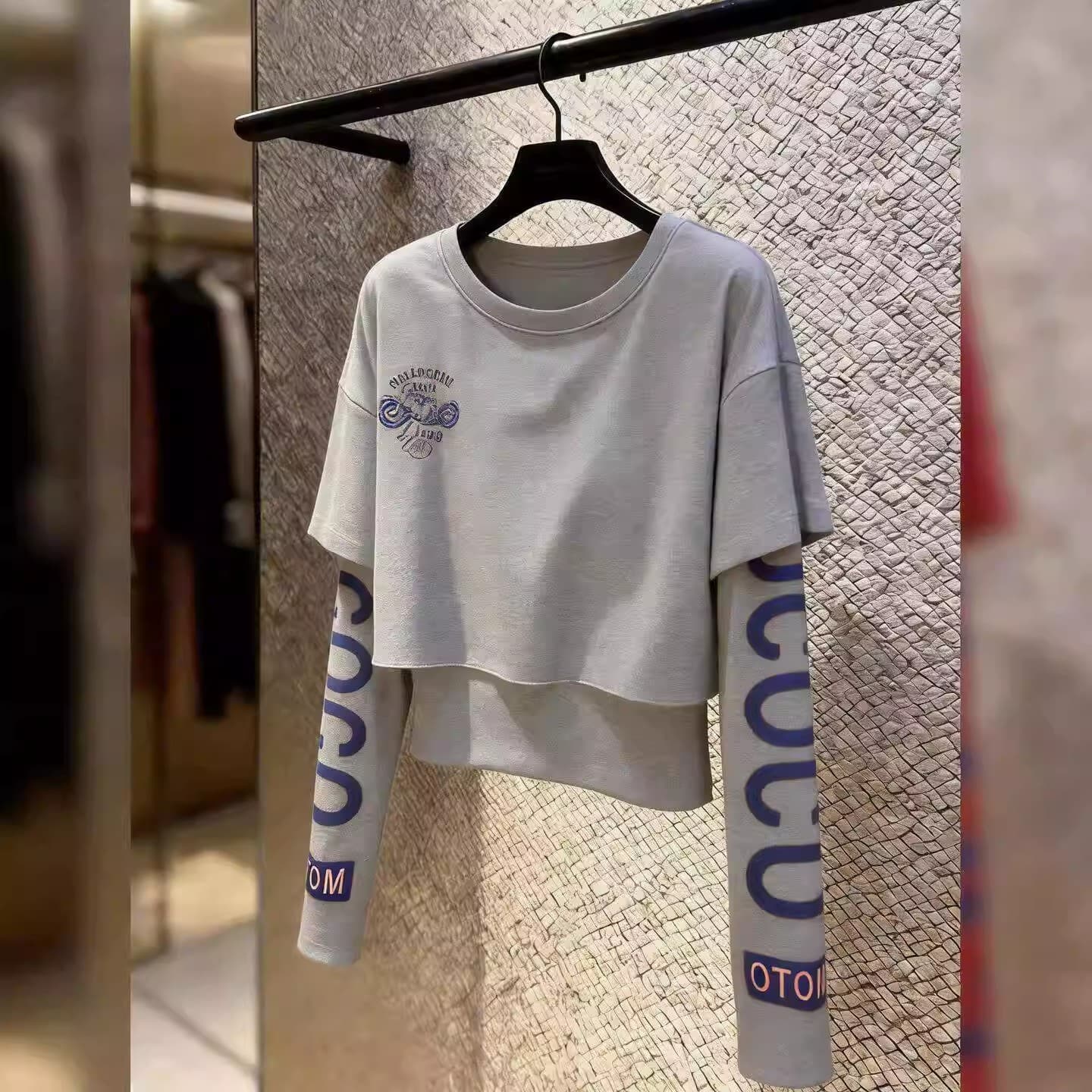 아메리칸 프린트 라운드 넥 회색 페이크 레이어드 여성 2026 이른 봄 외국 가스 세련된 슬림해 보이는 인기 디자인 알파벳 긴팔 상세 이미지 3