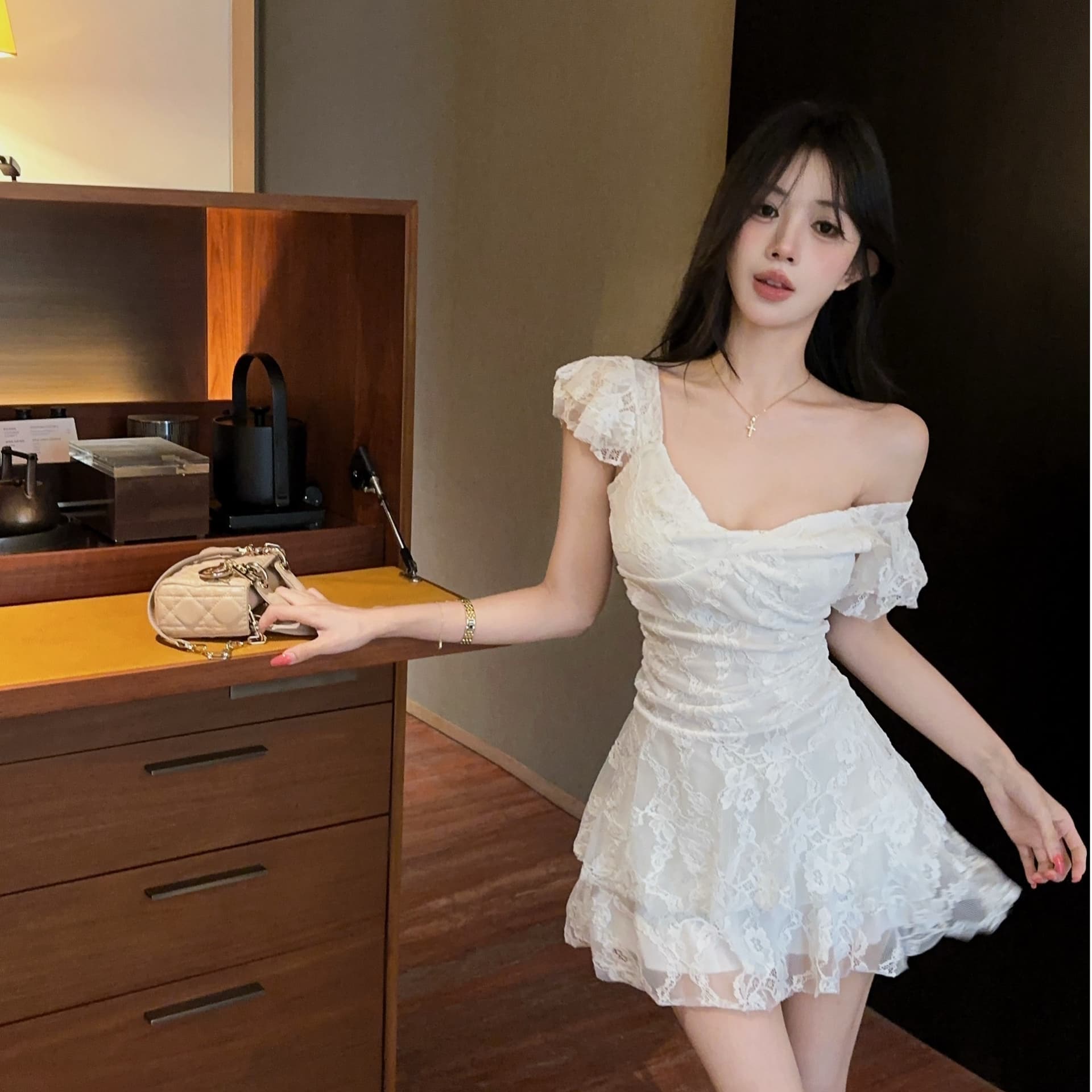 실사 프랑스식 레트로 섹시함 깊은 V 넥 레이스 망사 여성 드레스 여름 품격 허리 수축 슬림해 보이는 이미지 2