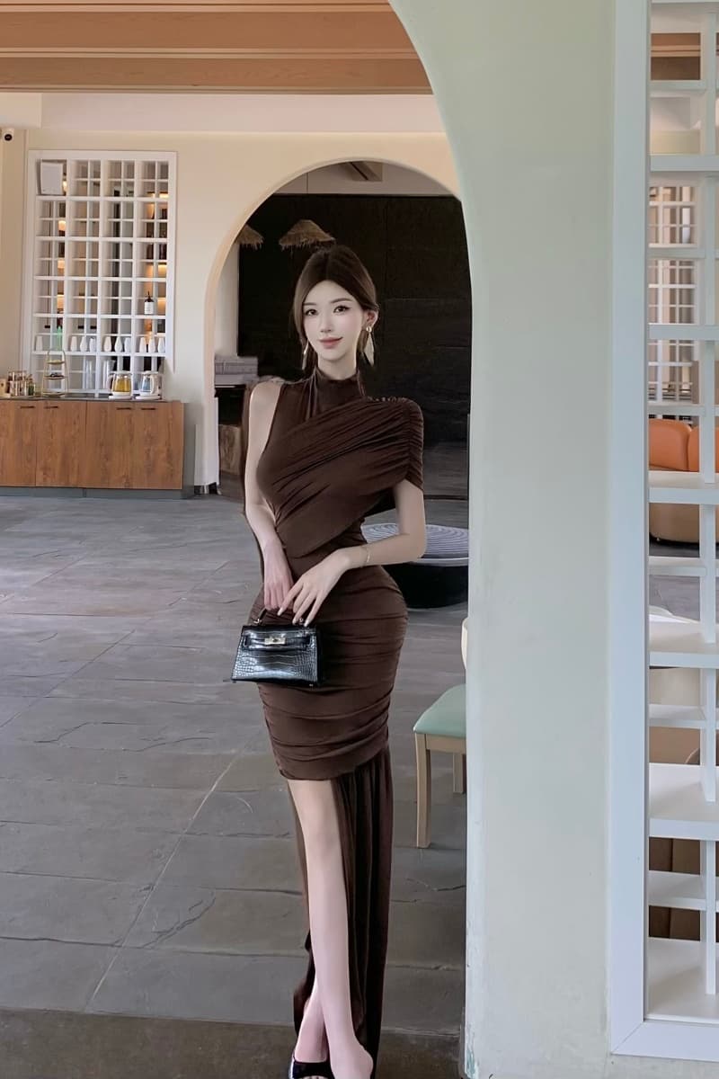 실사 품격 커피 색상 비스듬한 어깨 불규칙 드레스 몸매 가꾸기 슬림해 보이는 주름 타이트 스커트 출퇴근 데이트 저녁 식사 치마 상세 이미지 2
