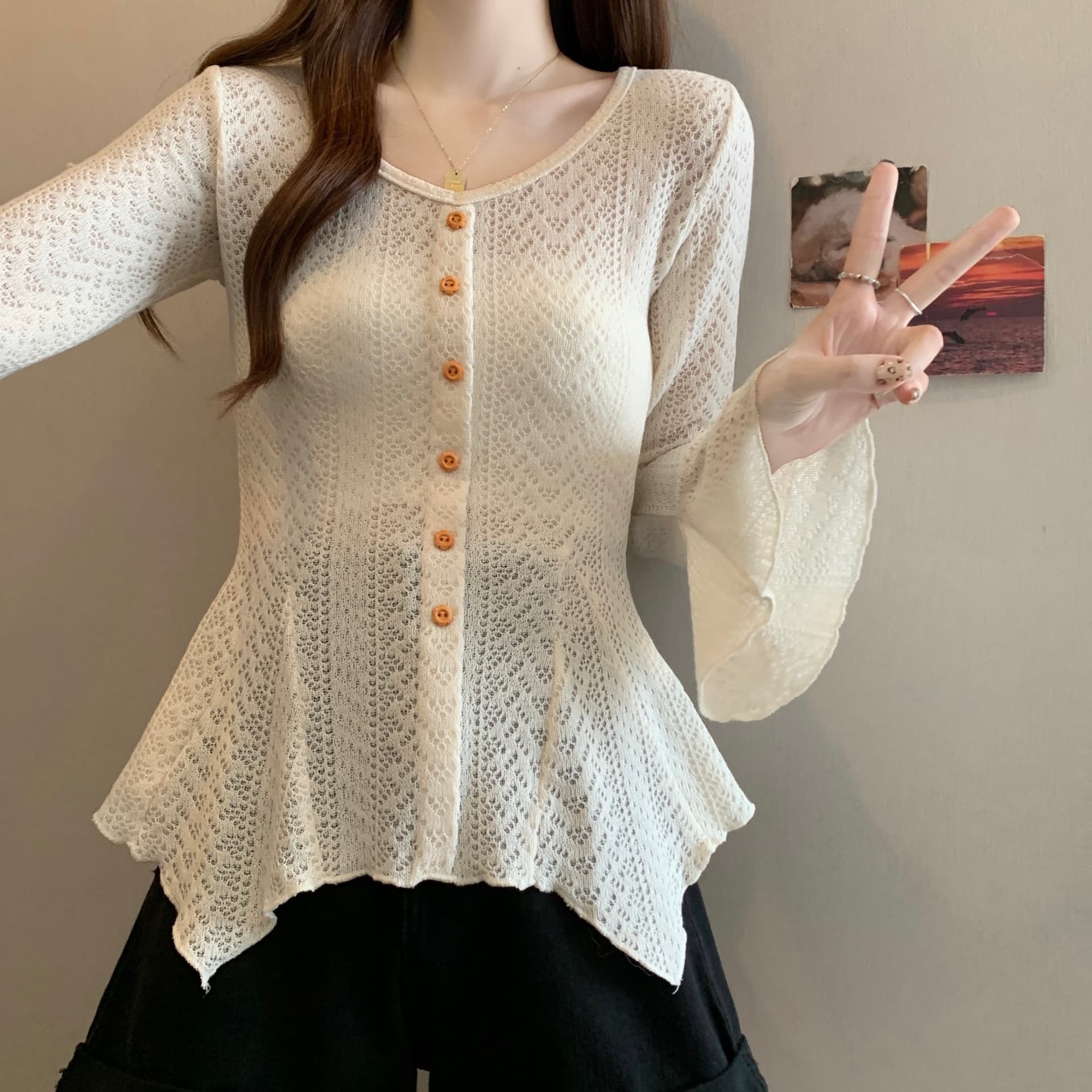 실사 빅 사이즈 프랑스식 홀로우 아웃 디자인 센스 V넥 나팔 소매 긴팔 니트 티셔츠 여성 가을 몸매 가꾸기 슬림해 보이는 맨위 상세 이미지 5