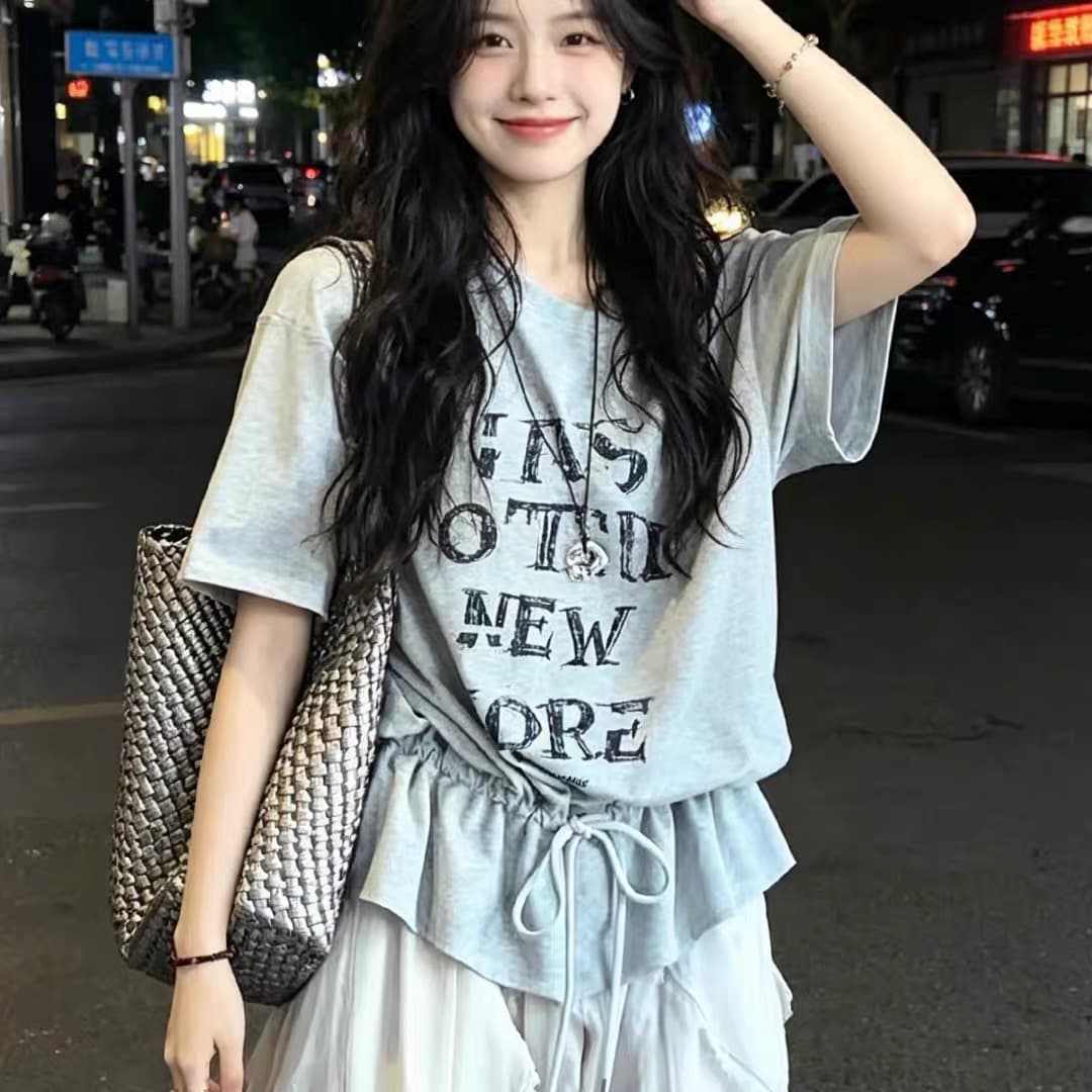 빅 사이즈 한 스타일 알파벳 프린트 비스듬한 어깨 반팔 티셔츠 여성 여름 지방 mm 몸매 가꾸기 슬림해 보이는 스트랩 디자인 센스 맨위