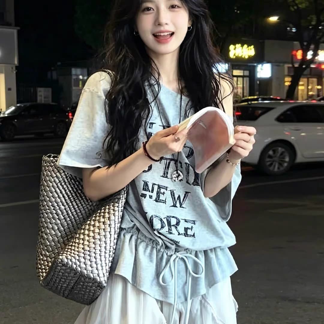 빅 사이즈 한 스타일 알파벳 프린트 비스듬한 어깨 반팔 티셔츠 여성 여름 지방 mm 몸매 가꾸기 슬림해 보이는 스트랩 디자인 센스 맨위 이미지 2