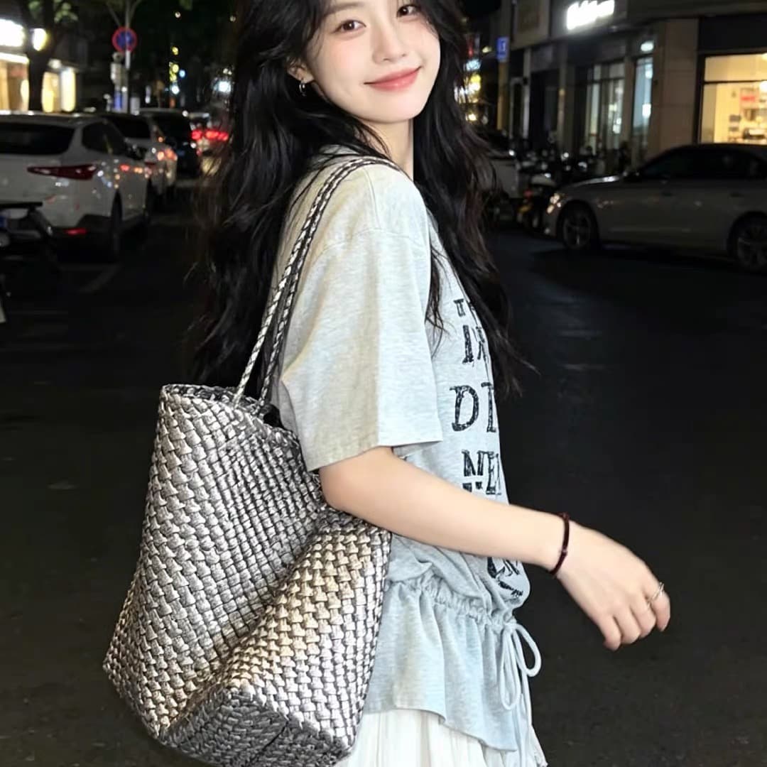 빅 사이즈 한 스타일 알파벳 프린트 비스듬한 어깨 반팔 티셔츠 여성 여름 지방 mm 몸매 가꾸기 슬림해 보이는 스트랩 디자인 센스 맨위 상세 이미지 3