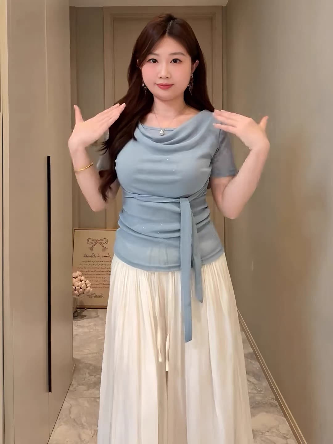 빅 사이즈 마이크로 지방 mm 순수한 욕망 바람 흔들다 칼라 허리 수축 스트랩 반팔 티셔츠 여성 여름 디자인 센스 Chic 슬림해 보이는 맨위 이미지 2
