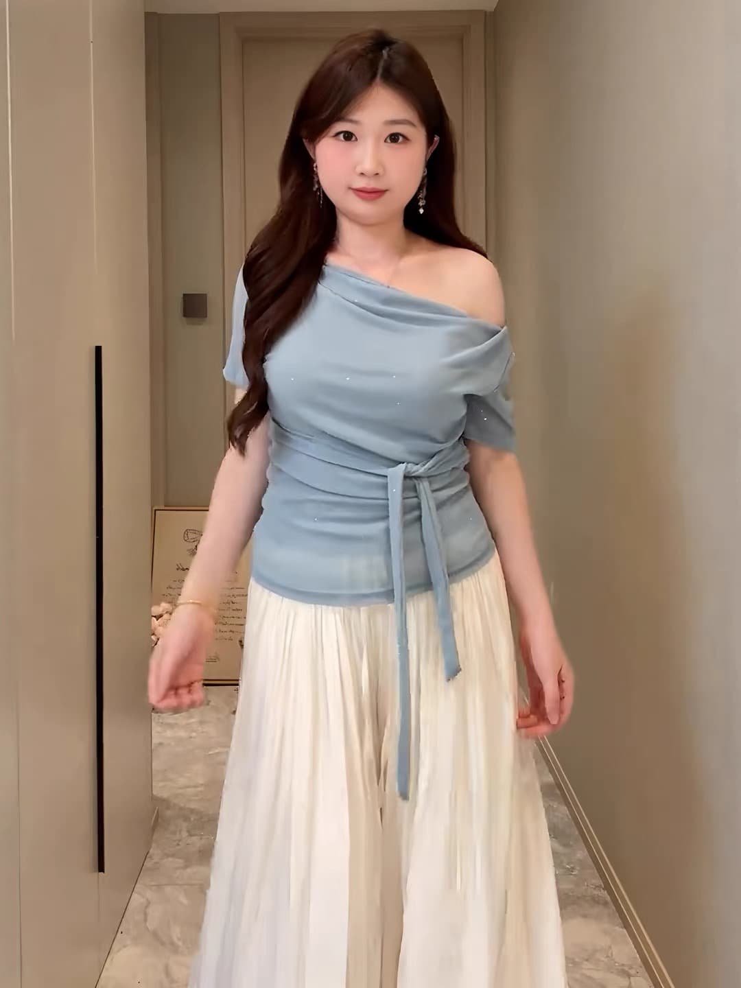 빅 사이즈 마이크로 지방 mm 순수한 욕망 바람 흔들다 칼라 허리 수축 스트랩 반팔 티셔츠 여성 여름 디자인 센스 Chic 슬림해 보이는 맨위 이미지 4