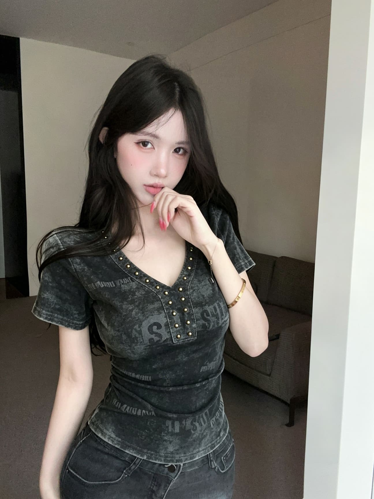 실사 새로운 고유 한 디자인 센스 징 V넥 반팔 세련된 외국 가스 다용도 몸매 가꾸기 슬림해 보이는 맨위 조류 소녀 이미지 4