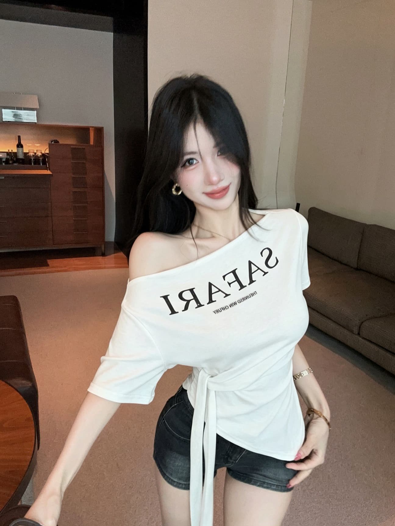 실사 새로운 핫걸 디자인 센스 보트넥 허리 수축 스트랩 반팔 알파벳 프린트 슬림해 보이는 맨위 티셔츠 여성 상세 이미지 1